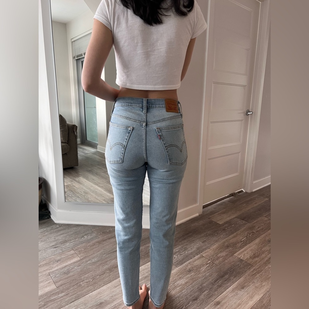 Light wash Levi’s size 26